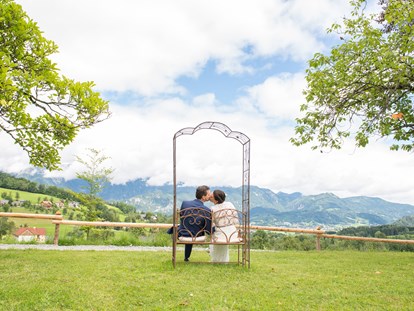 Hochzeit - Hochzeitsessen: Buffet - Rosenbogen - Aussicht von vor der Villa - Villa Bergzauber