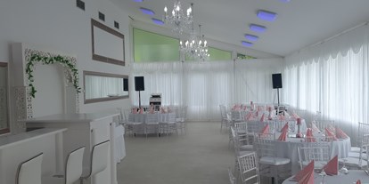 Hochzeit - externes Catering - Monheim am Rhein - Hauptsaal, Deckenlampen können individuell eingestellt werden (Licht, Farbe, Helligkeit) - Monte Cristo