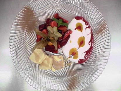 Hochzeit - Klimaanlage - Leckere Dessert von unser Süßspeisen koch mmmmhhh 
Lecker Bayliesparfait mit Fruchtspiegel   - Schlosscafe Location & Konditorei / Restaurant