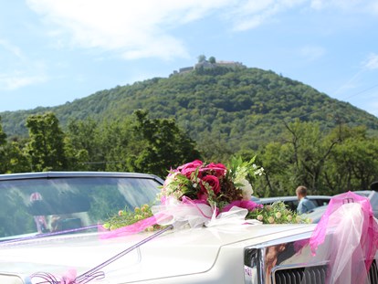 Hochzeit - Hochzeitsessen: À la carte - Unser Hochzeits auto gehört dazu .
Ein Licon Cadilac Cabrio mit Braut schmuck   - Schlosscafe Location & Konditorei / Restaurant