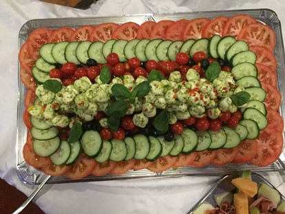 Hochzeit - Geeignet für: Geburtstagsfeier - Pfullingen - Leckeres Buffet Tomate Mozarella 
mit Basilkumpesto und Pizzabrot  - Schlosscafe Location & Konditorei / Restaurant