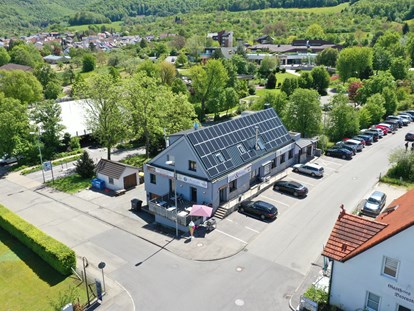 Hochzeit - Weinkeller - Baden-Württemberg - Schlosscafe mit Blick auf die Therme und Hohenneuffen  - Schlosscafe Location & Konditorei / Restaurant