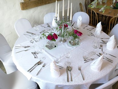 Hochzeit - Art der Location: Wintergarten - First Class Hochzeits Tisch in rund - Schlosscafe Location & Konditorei / Restaurant
