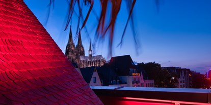 Hochzeit - Parkplatz: kostenpflichtig - Region Köln-Bonn - Eine Hochzeit auf dem Dachgarten des Rheinloft Cologne mit Blick auf den Kölner Dom - RHEINLOFT COLOGNE