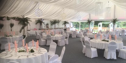 Hochzeit - Garten - Ein Fest Raum ganz in Weiß für eines unserer glücklichen Brautpaare, mit einem Hauch Karibik Style. Dieser Style wird auch gerne für Taufen und Verlobungsfeiern verwendet - Flasch City am Freizeitsee
