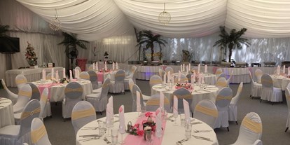 Hochzeit - Ein dekorierter Hochzeitssaal in romantischen rosa mit direkten blick zum Wasser.  - Flasch City am Freizeitsee