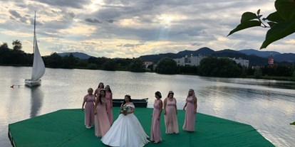 Hochzeit - Personenanzahl - Die Braut mit Ihren Brautjungfern setzten sich am See, in der Obersteiermark in Szene.  - Flasch City am Freizeitsee