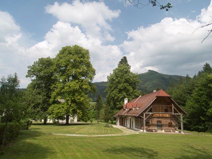 Hochzeit - nächstes Hotel - Die Gartenlandschaft der Hochzeitslocation Schloss Ginselberg. - Schloss Ginselberg