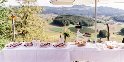 Hochzeit - Art der Location: im Freien - Sweettable, Kuchen und Kaffee am Nachmittag mit Weitblick auf das Weingut Harkamp. - Weingartenhotel Harkamp