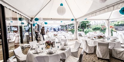 Hochzeit - Hochzeitsessen: 3-Gänge Hochzeitsmenü - Runde Tische unterm Zelt. - Weingartenhotel Harkamp