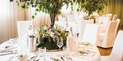 Hochzeit - Hochzeitsessen: Buffet - Zettling - Tische im Weingartensaal - Weingartenhotel Harkamp