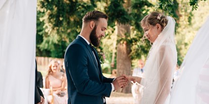 Hochzeit - Hochzeits-Stil: Boho - Mecklenburg-Vorpommern - Trauung im Gutshausgarten - Gutshaus Alt Necheln