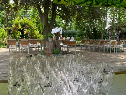 Hochzeit - Hochzeitsessen: Buffet - Empfang und Bestuhlung auf der Terrasse - RAHOFER Bräu Restaurant