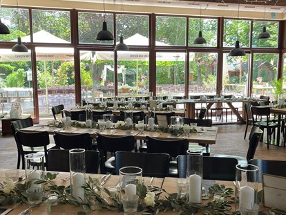 Hochzeit - Standesamt - Beispiel Tischformation im Wintergarten! Herrlicher Blick auf die Terrasse! - RAHOFER Bräu Restaurant