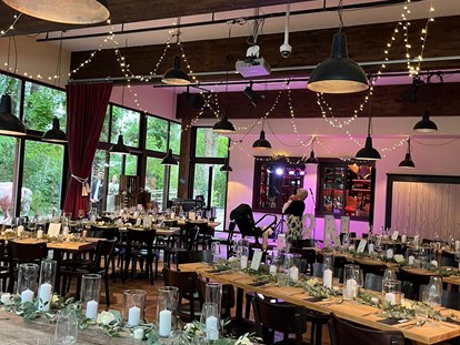 Hochzeit - Hochzeitsessen: À la carte - Blick auf die Bühne im Wintergarten - Tolle Inszenierungen möglich - RAHOFER Bräu Restaurant