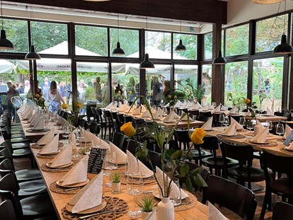 Hochzeit - Trauung im Freien - Weitere Tischformation im Wintergarten. Alles ist möglich! - RAHOFER Bräu Restaurant