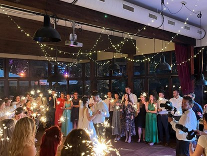 Hochzeit - Hochzeitsessen: À la carte - Tanzfläche im Wintergarten - Ein pures Erlebnis! - RAHOFER Bräu Restaurant