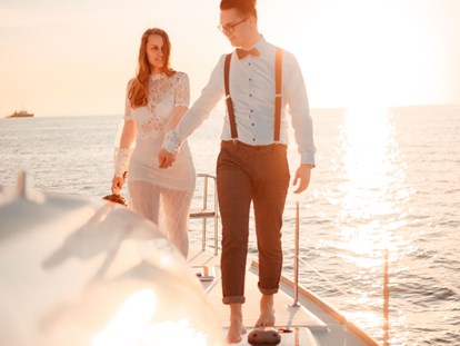 Hochzeit - nächstes Hotel - Mit Charter & Sail Katamaran Salina könnt ihr eure Hochzeit in trauter Zweisamkeit feiern. - Charter & Sail Katamaran Salina