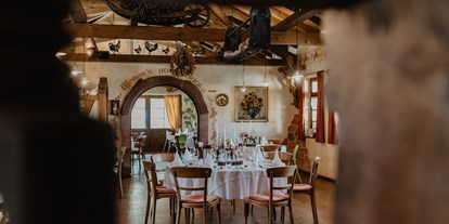 Hochzeit - Art der Location: Eventlocation - Waldkirch (Emmendingen) - Restaurant Gastraum mit runden Tischen - Weingut Weber