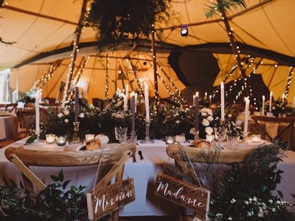Hochzeit - Hochzeits-Stil: Modern - Dinner Bereich - Lodge Szilagyi