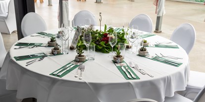 Hochzeit - Donauraum - Runde 8-Personen Tische im großen Festsaal. - Gewäxhaus