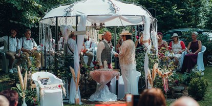 Hochzeit - Preisniveau: günstig - Mosel - Freie Trauung im Rosenpavillion in der Wald Villa Üssbach - Wald Villa Üssbach
