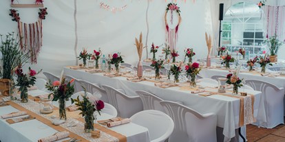 Hochzeit - Hochzeitsessen: Catering - Hunsrück - Dekoration im Zelt in der Wald Villa Üssbach - Wald Villa Üssbach