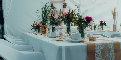 Hochzeit - externes Catering - Alf - Dekoration im Zelt in der Wald Villa Üssbach - Wald Villa Üssbach