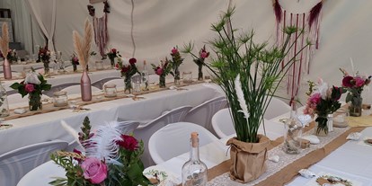 Hochzeit - Hochzeitsessen: Buffet - Rheinland-Pfalz - Dekoration im Zelt in der Wald Villa Üssbach - Wald Villa Üssbach