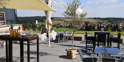 Hochzeit - Art der Location: Villa - Sommerlicher Biergarten mit bester Aussicht - Villa Katzenbuckel