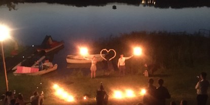 Hochzeit - Umgebung: mit Seeblick - Feuershow am See - Strandhotel Vier Jahreszeiten Buckow