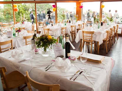 Hochzeit - Art der Location: Restaurant - Wien-Stadt - Fotoshooting vor dem Oktogon - Oktogon am Himmel