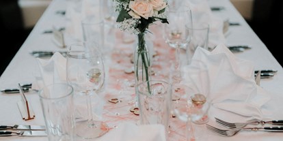 Hochzeit - Art der Location: Eventlocation - Eine festliche dekorierte Hochzeitstafel.  - Bogner Aste 