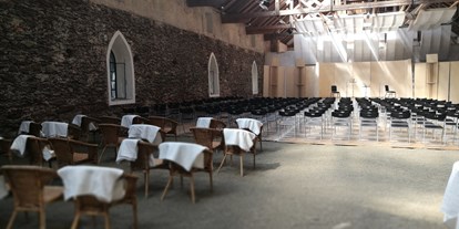 Hochzeit - Art der Location: Burg - Bezirk Neunkirchen - In der alten Reitschule (vorbereitet für ein Konzert) - Burg Feistritz