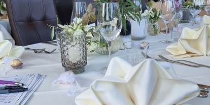 Hochzeit - Umgebung: in den Bergen - Bezirk Kufstein - Hochzeitsmahl mit Blick auf den See - Restaurant Fischerstube