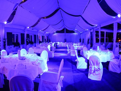 Hochzeit - Hochzeitsessen: mehrgängiges Hochzeitsmenü - Das Festzelt mit LED-Beleuchtung nach Wunschfarbe - Das Chadim