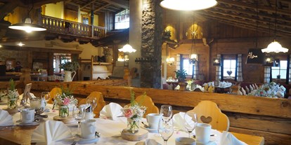 Hochzeit - Art der Location: im Freien - Kirchberg in Tirol - Die Winkleralm eingedeckt für den Nachmittagscafe - Die Almen - Saalbach Hinterglemm 