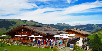 Hochzeit - Hochzeits-Stil: Boho-Glam - Tiroler Unterland - Tanzen auf Terasse - Die Almen - Saalbach Hinterglemm 