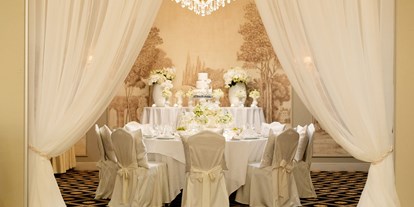 Hochzeit - Preisniveau: exklusiv - Romantic Winter Wedding, (c) Melanie Nedelko - Hotel Bristol Vienna