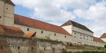 Hochzeit - Art der Location: Schloss - Bad Vöslau - Außenansicht Schloss Neugebäude - Schloss Neugebäude