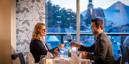 Hochzeit - Ladestation für Elektroautos - Candle Light Dinner im IMLAUER Sky Restaurant, mit Blick auf die Müllner Kirche - IMLAUER Hotel Pitter Salzburg