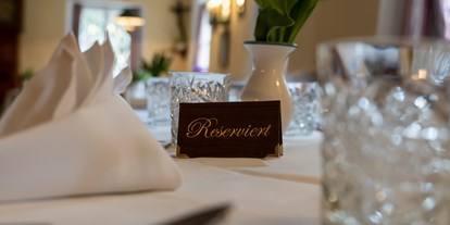 Hochzeit - Winterhochzeit - Großgmain - Festlich gedeckte Tische für eine unvergessliche Hochzeitsfeier. - ****Hotel Schlosswirt zu Anif