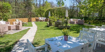 Hochzeit - Hochzeits-Stil: Boho - Mattsee - Die Gartenanlage des Schlosswirt zu Anif. - ****Hotel Schlosswirt zu Anif