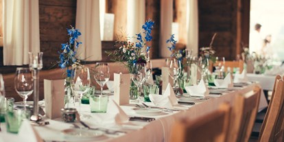 Hochzeit - Art der Location: Hotel - Kirchberg in Tirol - Eine gedeckte Hochzeitstafel in der Maierl-Alm. - Maierl-Alm und Chalets