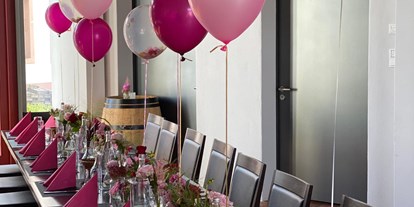 Hochzeit - Art der Location: Restaurant - Pirmasens - Gedeckter Tisch in unserer Eventscheune - Barrique Weinbar&Vinothek