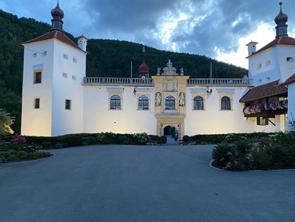 Hochzeit - Umgebung: am See - Österreich - Schlossportal bei Nacht  - Gartenschloss Herberstein