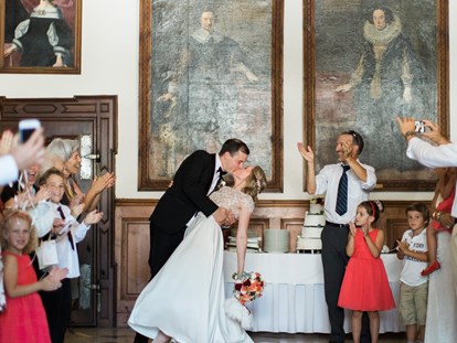 Hochzeit - Kinderbetreuung - Brauttanz im neuen Rittersaal Gartenschloss Herberstein in der Steiermari 
Foto by Tracy Enoch - Gartenschloss Herberstein