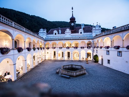 Hochzeit - Umgebung: am See - Österreich - Schlosshof bei Nacht - Gartenschloss Herberstein