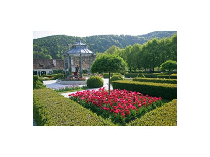 Hochzeit - Art der Location: Weingut/Heuriger - Historischer Rosengarten bei Schloss Herberstein 
 - Gartenschloss Herberstein
