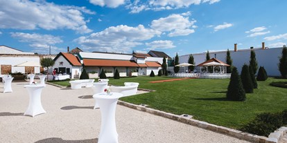 Hochzeit - externes Catering - Weinviertel - Zwischen Schloss und Schlosspark befindet sich der weitläuftige Vorhof mit Stehtischen zum gemütlichen Entspannen. - Schloss Raggendorf